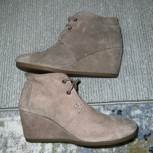 Gently Worn Tan Toms Suede Lace Up Booties - Size 8 - Picture 3 of 6